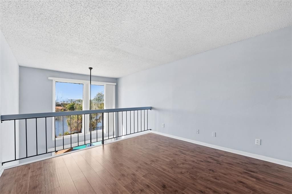 For Sale: $165,000 (1 beds, 1 baths, 988 Square Feet)