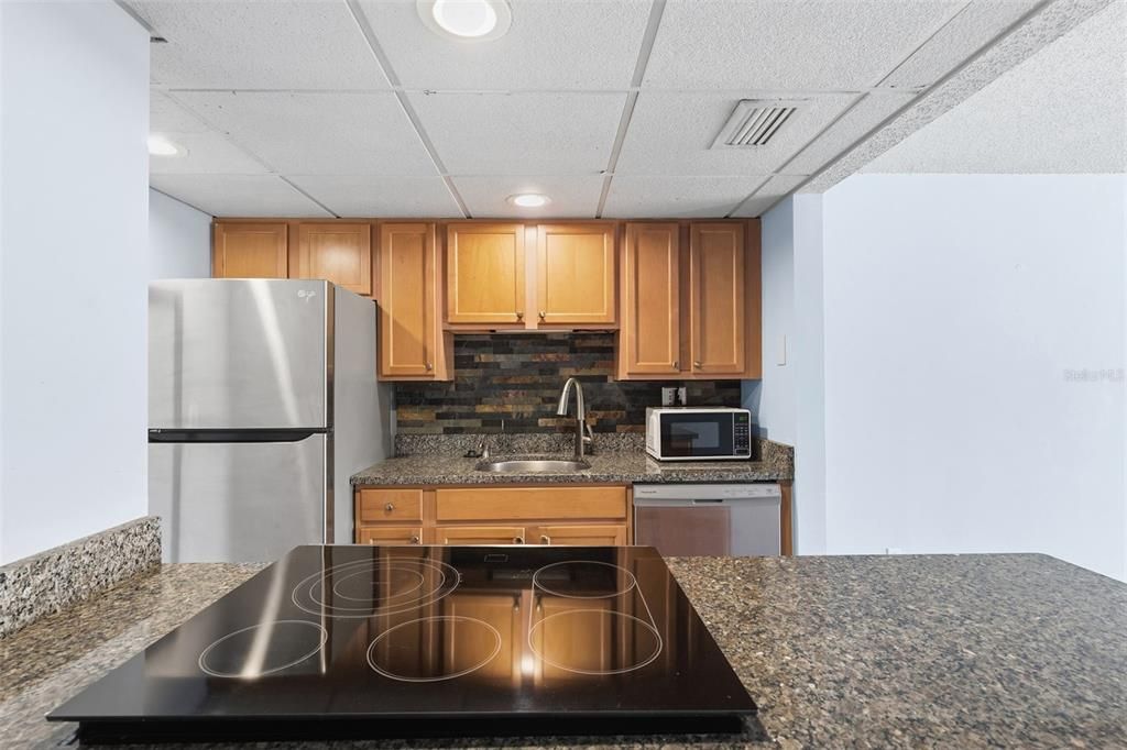 For Sale: $165,000 (1 beds, 1 baths, 988 Square Feet)