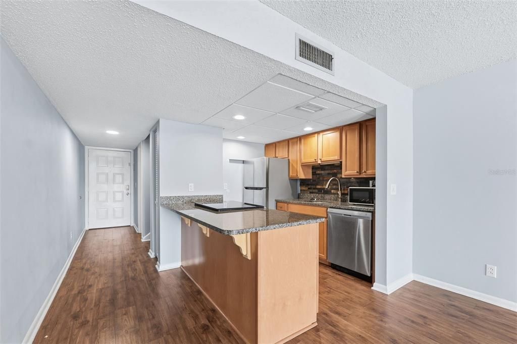 For Sale: $165,000 (1 beds, 1 baths, 988 Square Feet)