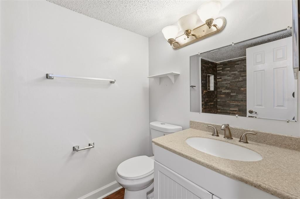 For Sale: $165,000 (1 beds, 1 baths, 988 Square Feet)