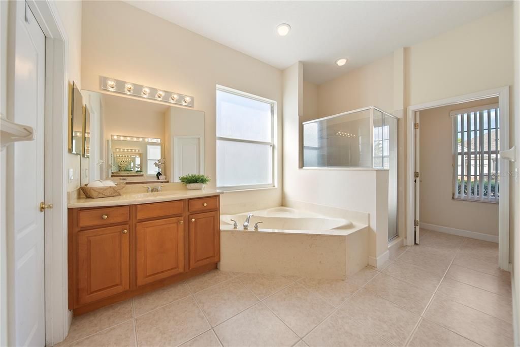 Под контрактом: $950,000 (5 спален, 3 ванн, 4191 Квадратных фут)