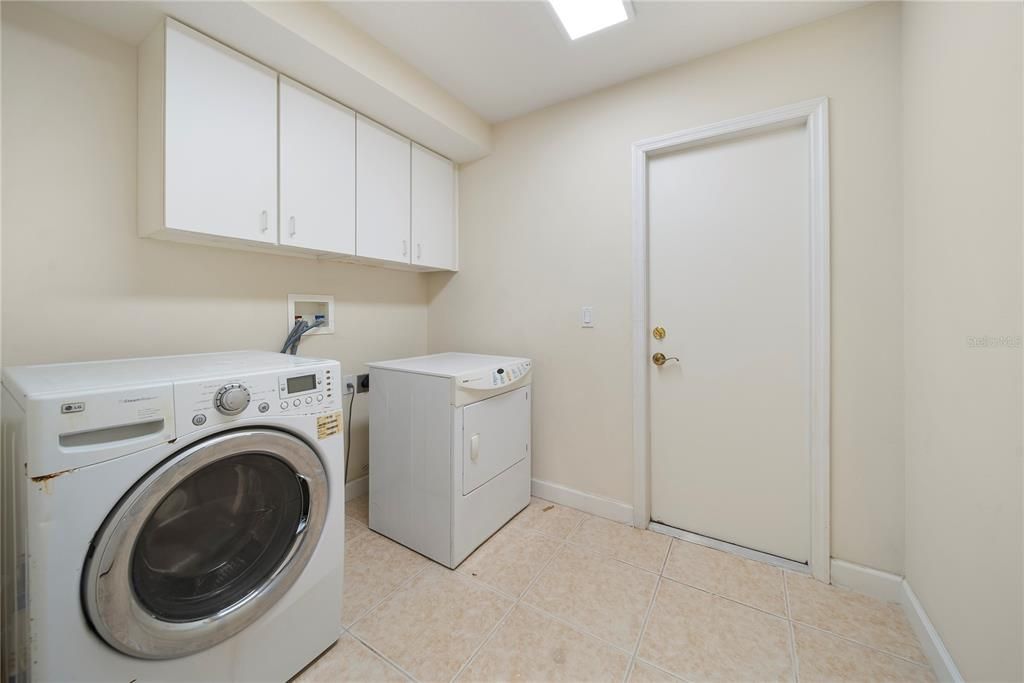 Под контрактом: $950,000 (5 спален, 3 ванн, 4191 Квадратных фут)