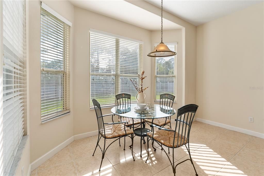 Под контрактом: $950,000 (5 спален, 3 ванн, 4191 Квадратных фут)