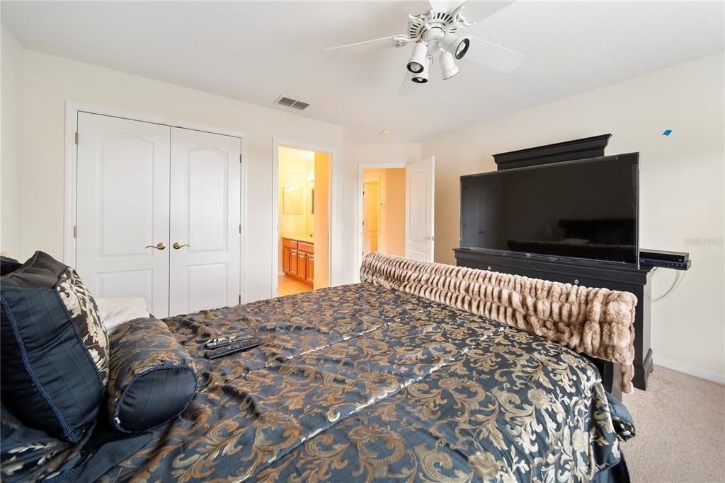 Под контрактом: $950,000 (5 спален, 3 ванн, 4191 Квадратных фут)