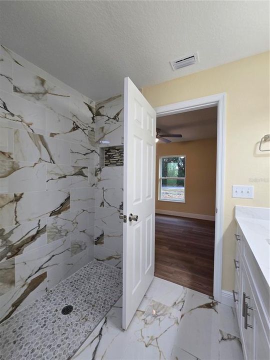 For Sale: $230,000 (3 beds, 2 baths, 1173 Square Feet)