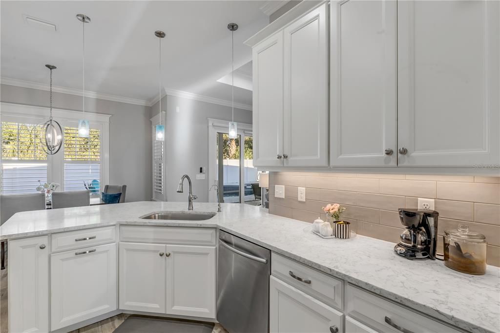 En Venta: $1,300,000 (4 camas, 2 baños, 2440 Pies cuadrados)