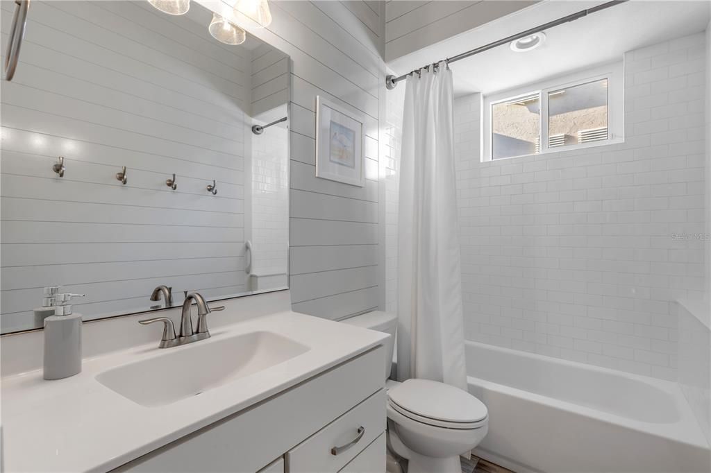 En Venta: $1,300,000 (4 camas, 2 baños, 2440 Pies cuadrados)