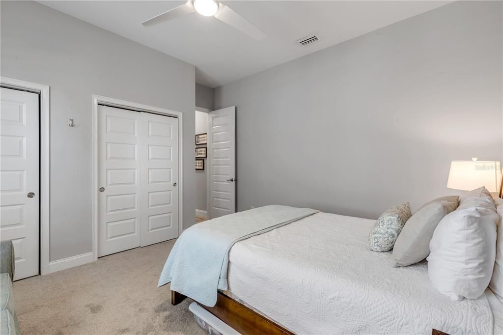 En Venta: $1,300,000 (4 camas, 2 baños, 2440 Pies cuadrados)