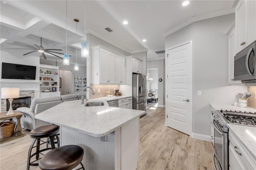 En Venta: $1,300,000 (4 camas, 2 baños, 2440 Pies cuadrados)