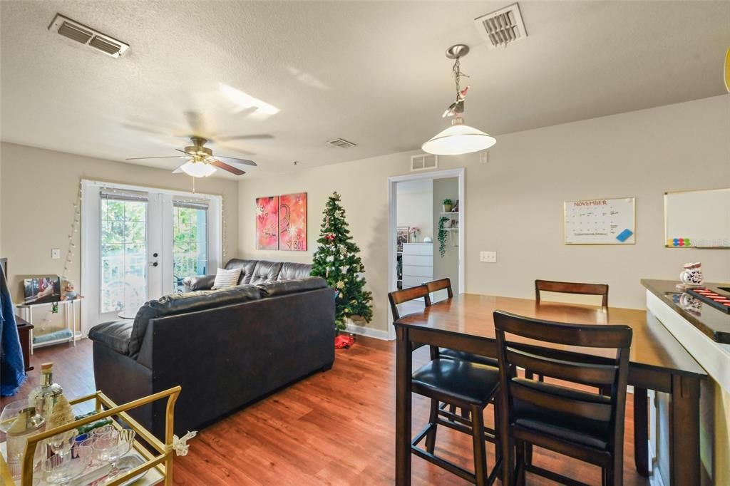 Activo con contrato: $355,000 (4 camas, 4 baños, 1444 Pies cuadrados)