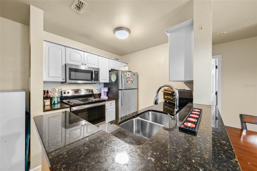 Activo con contrato: $355,000 (4 camas, 4 baños, 1444 Pies cuadrados)