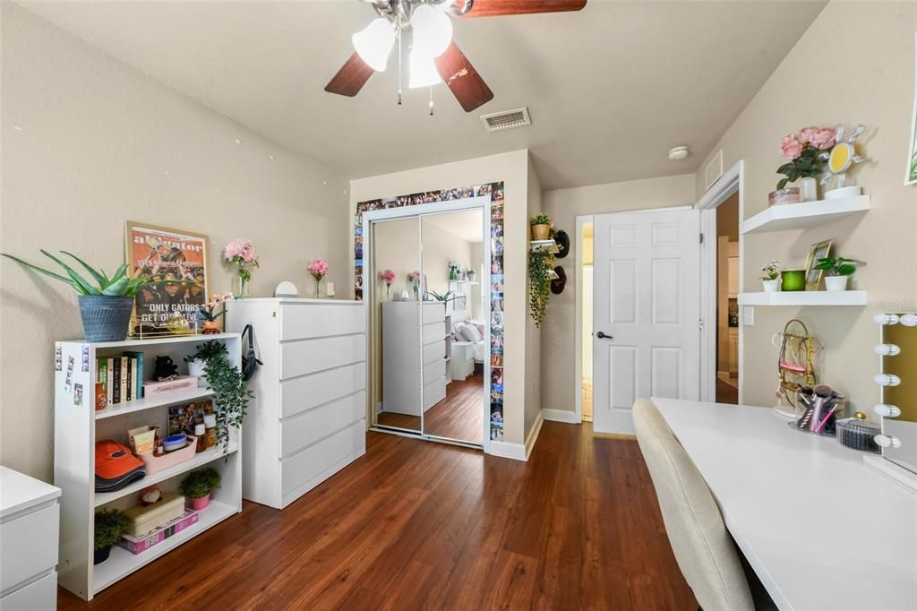 Activo con contrato: $355,000 (4 camas, 4 baños, 1444 Pies cuadrados)