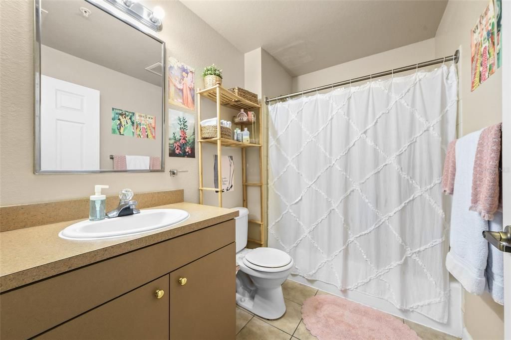 Activo con contrato: $355,000 (4 camas, 4 baños, 1444 Pies cuadrados)