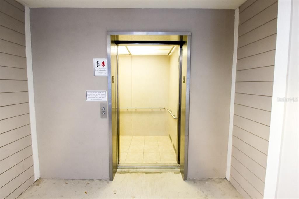 Activo con contrato: $355,000 (4 camas, 4 baños, 1444 Pies cuadrados)