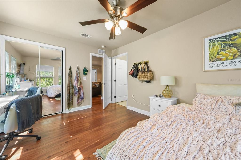 Activo con contrato: $355,000 (4 camas, 4 baños, 1444 Pies cuadrados)