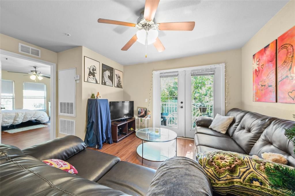 Activo con contrato: $355,000 (4 camas, 4 baños, 1444 Pies cuadrados)