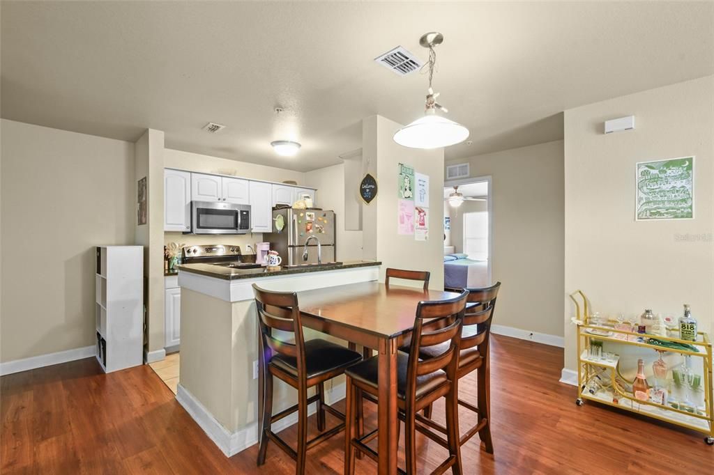 Activo con contrato: $355,000 (4 camas, 4 baños, 1444 Pies cuadrados)