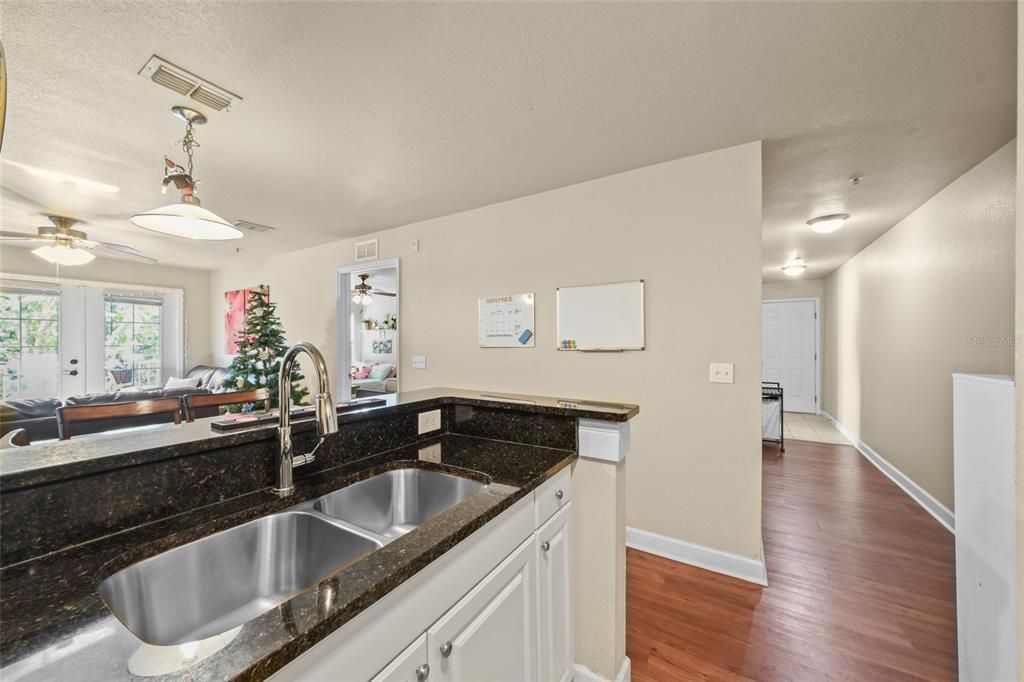 Activo con contrato: $355,000 (4 camas, 4 baños, 1444 Pies cuadrados)