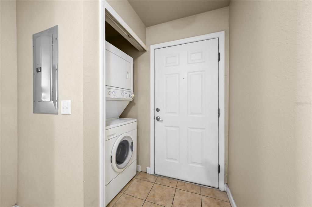 Activo con contrato: $355,000 (4 camas, 4 baños, 1444 Pies cuadrados)