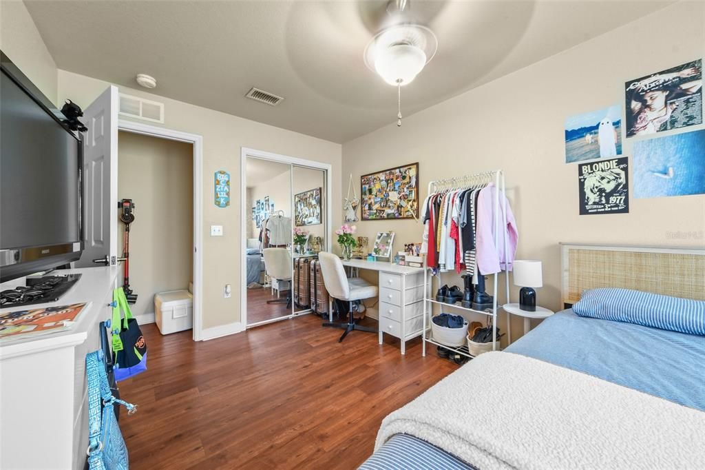 Activo con contrato: $355,000 (4 camas, 4 baños, 1444 Pies cuadrados)