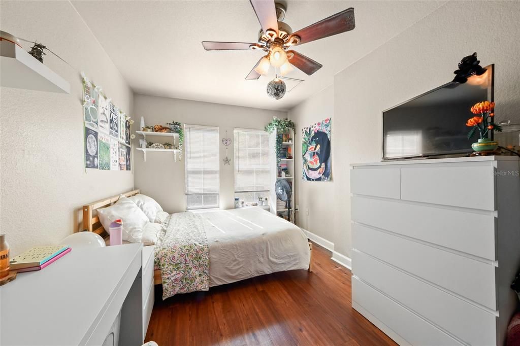 Activo con contrato: $355,000 (4 camas, 4 baños, 1444 Pies cuadrados)