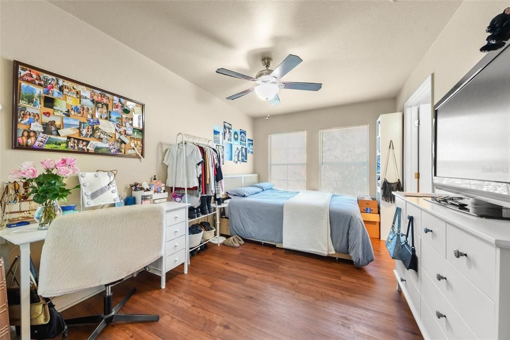 Activo con contrato: $355,000 (4 camas, 4 baños, 1444 Pies cuadrados)