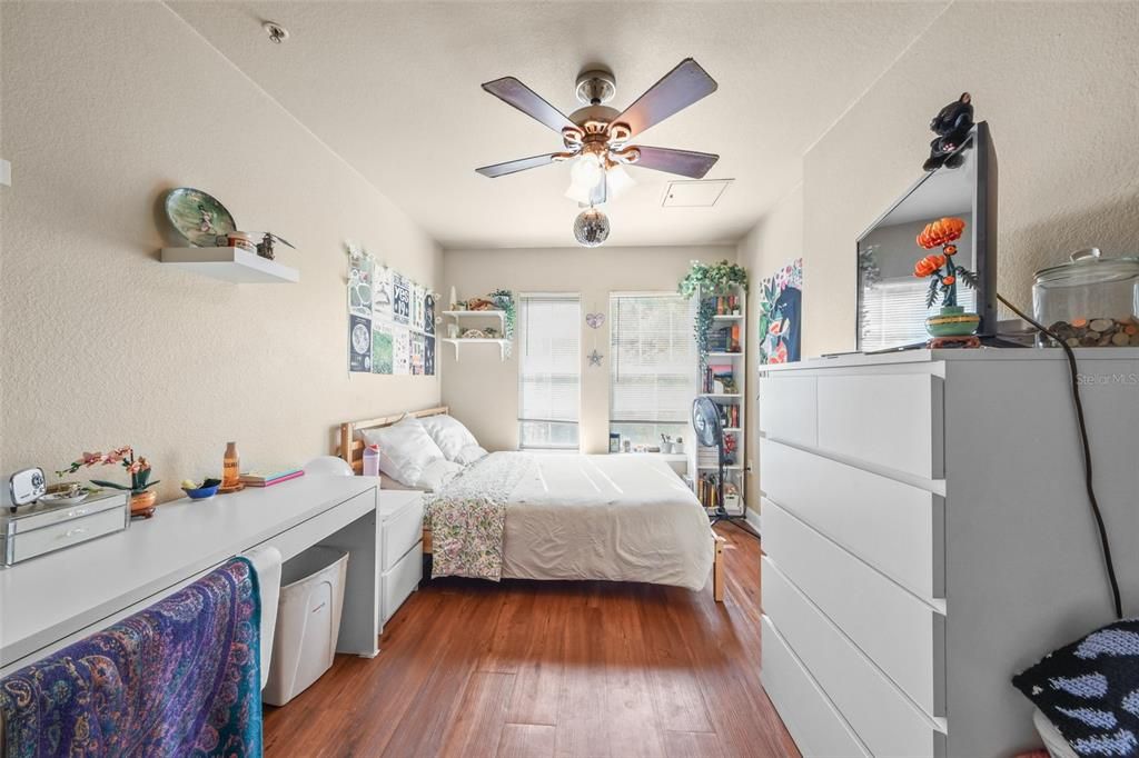 Activo con contrato: $355,000 (4 camas, 4 baños, 1444 Pies cuadrados)