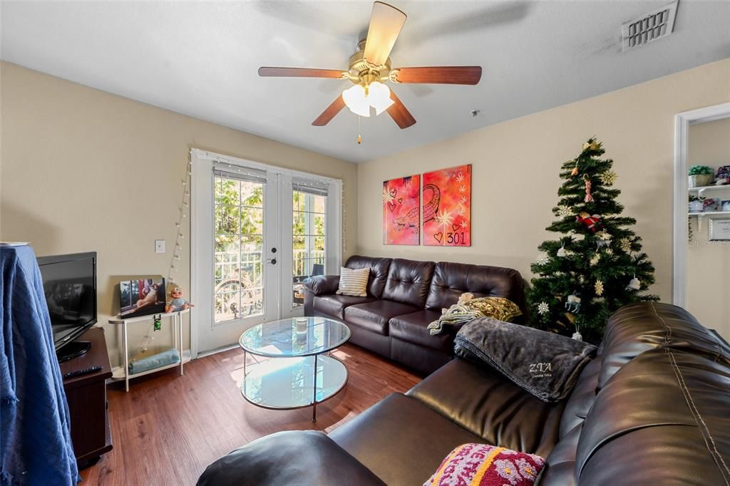 Activo con contrato: $355,000 (4 camas, 4 baños, 1444 Pies cuadrados)