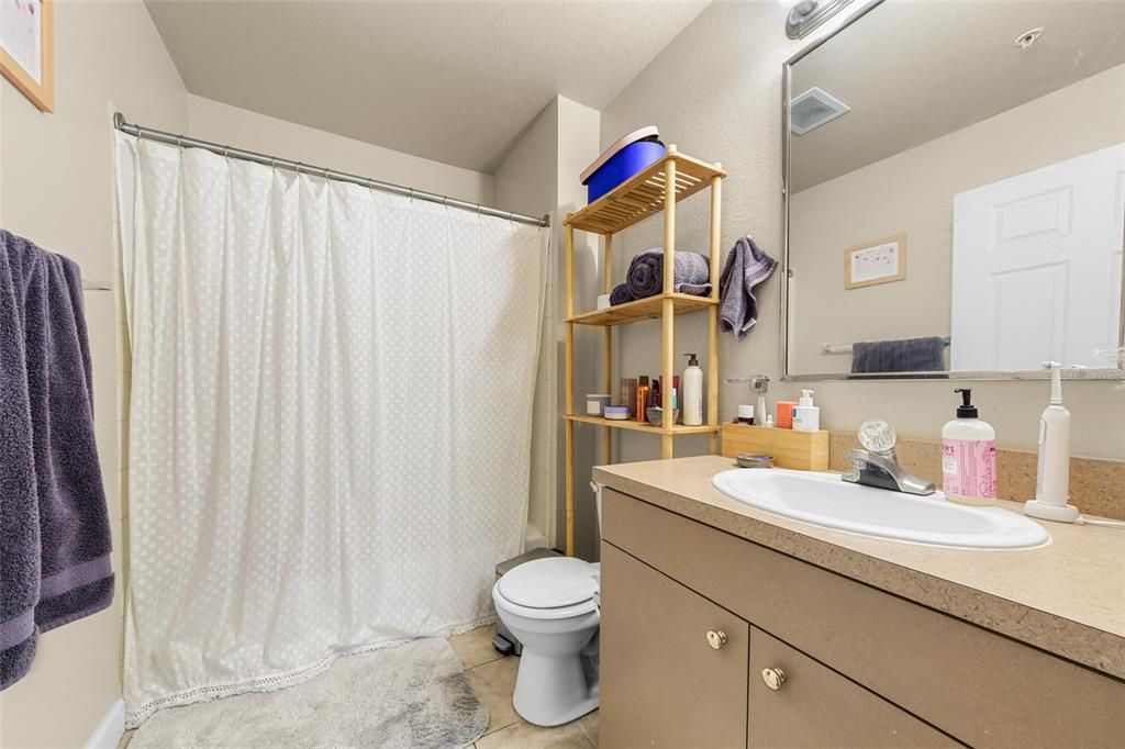 Activo con contrato: $355,000 (4 camas, 4 baños, 1444 Pies cuadrados)