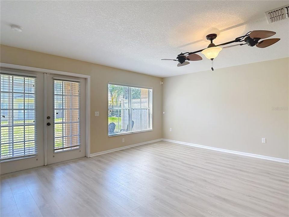 Под контрактом: $209,000 (3 спален, 2 ванн, 1529 Квадратных фут)