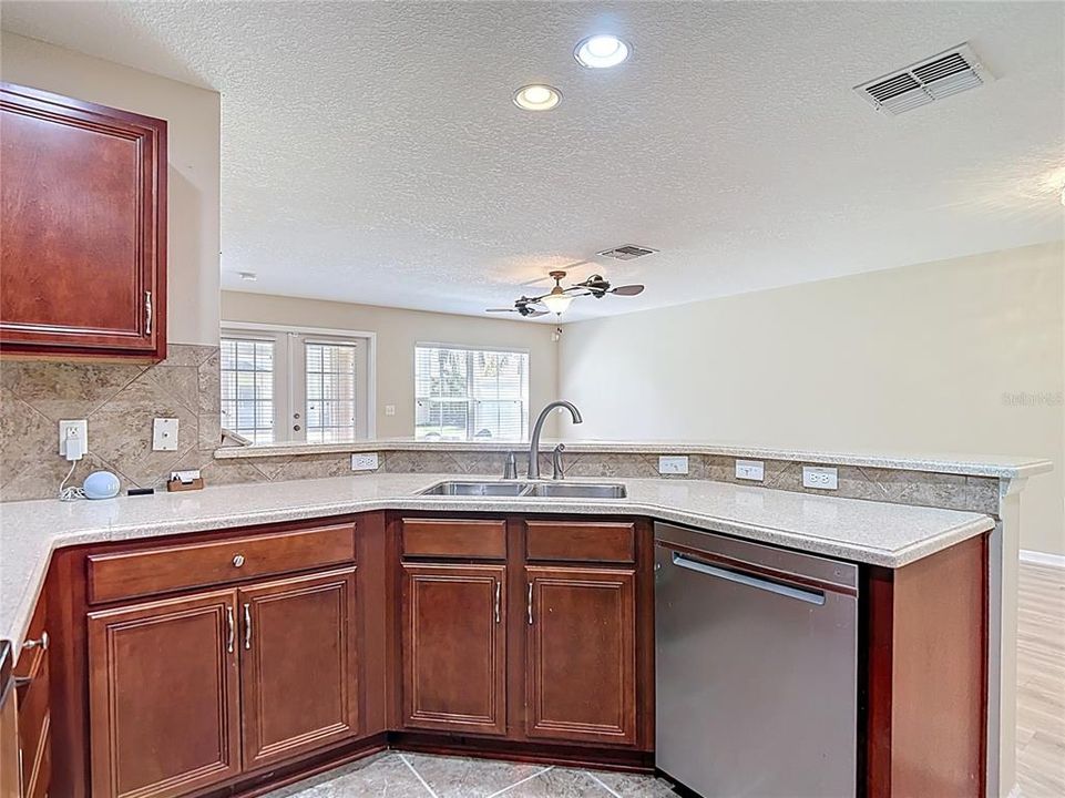 Под контрактом: $209,000 (3 спален, 2 ванн, 1529 Квадратных фут)