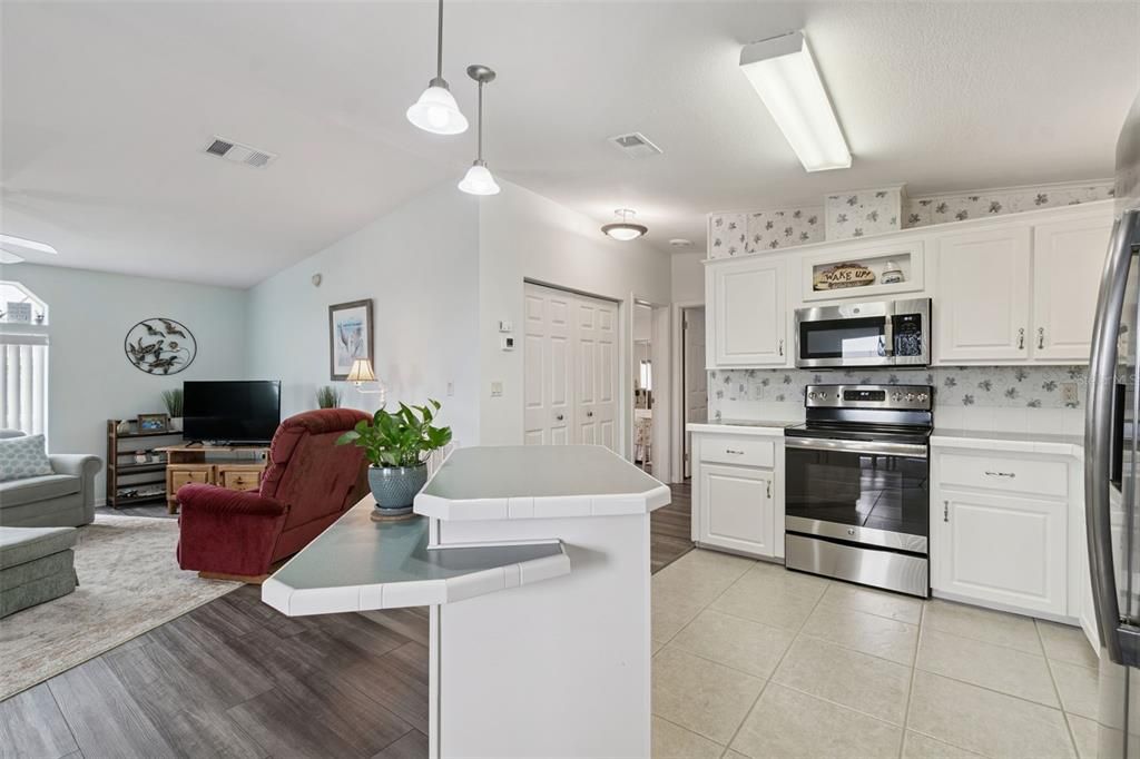 For Sale: $270,000 (2 beds, 2 baths, 1210 Square Feet)