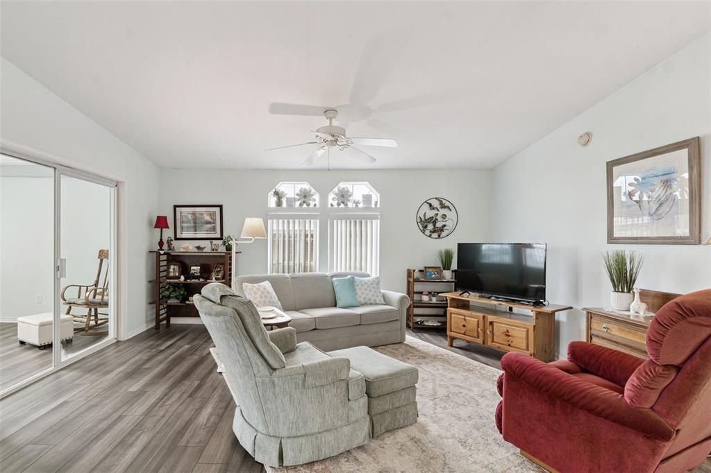 For Sale: $270,000 (2 beds, 2 baths, 1210 Square Feet)