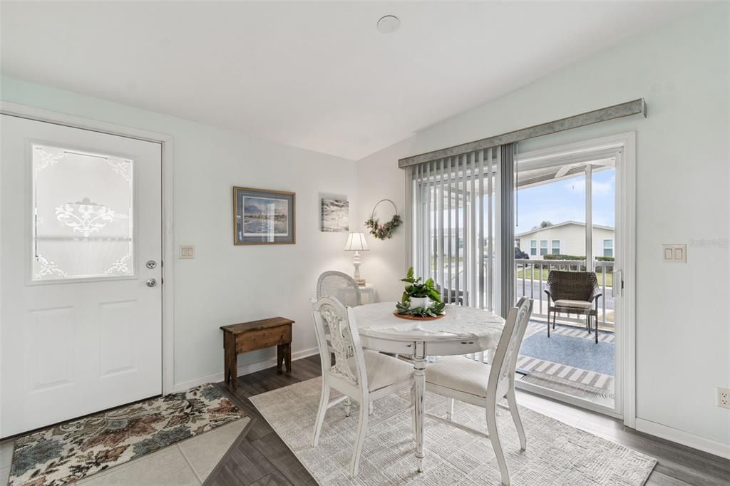 For Sale: $270,000 (2 beds, 2 baths, 1210 Square Feet)