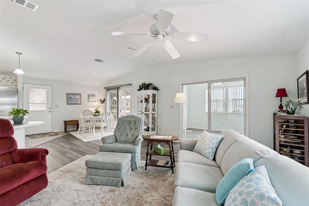 For Sale: $270,000 (2 beds, 2 baths, 1210 Square Feet)