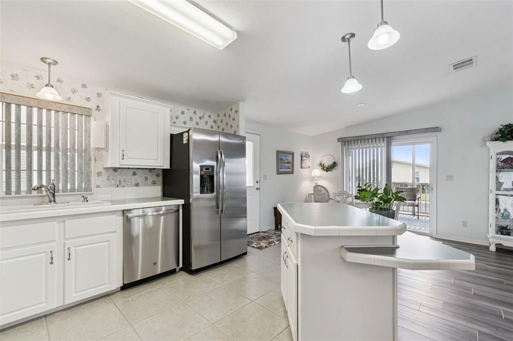 For Sale: $270,000 (2 beds, 2 baths, 1210 Square Feet)