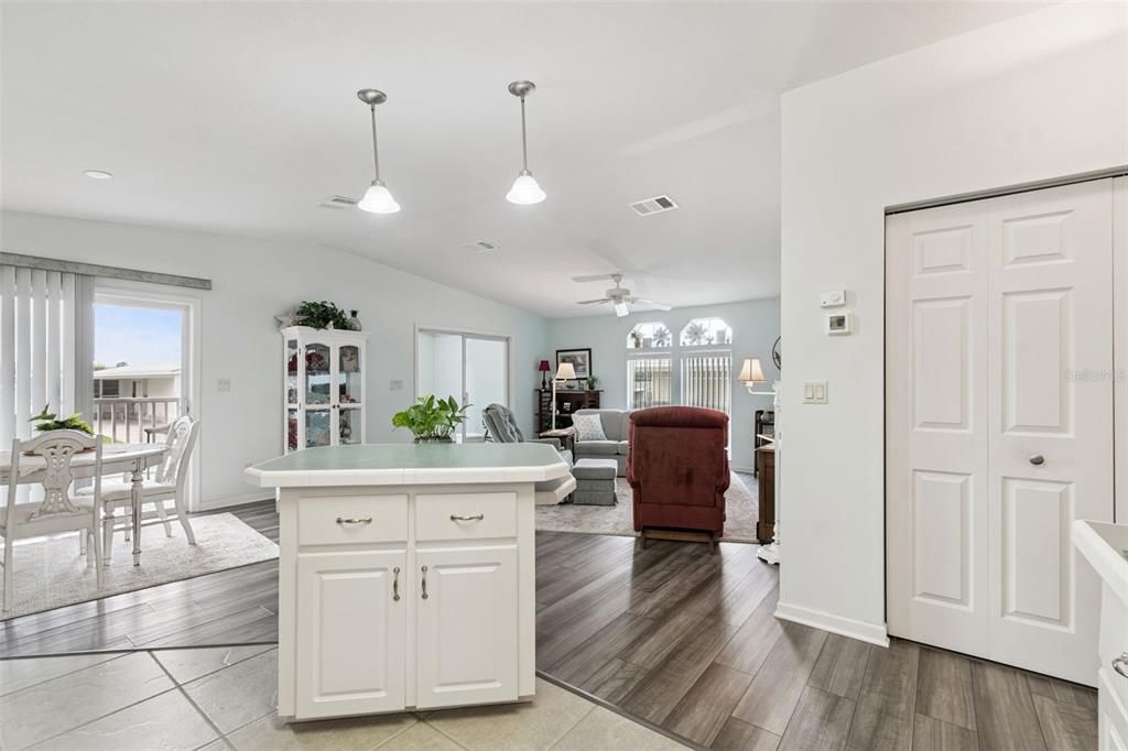 For Sale: $270,000 (2 beds, 2 baths, 1210 Square Feet)