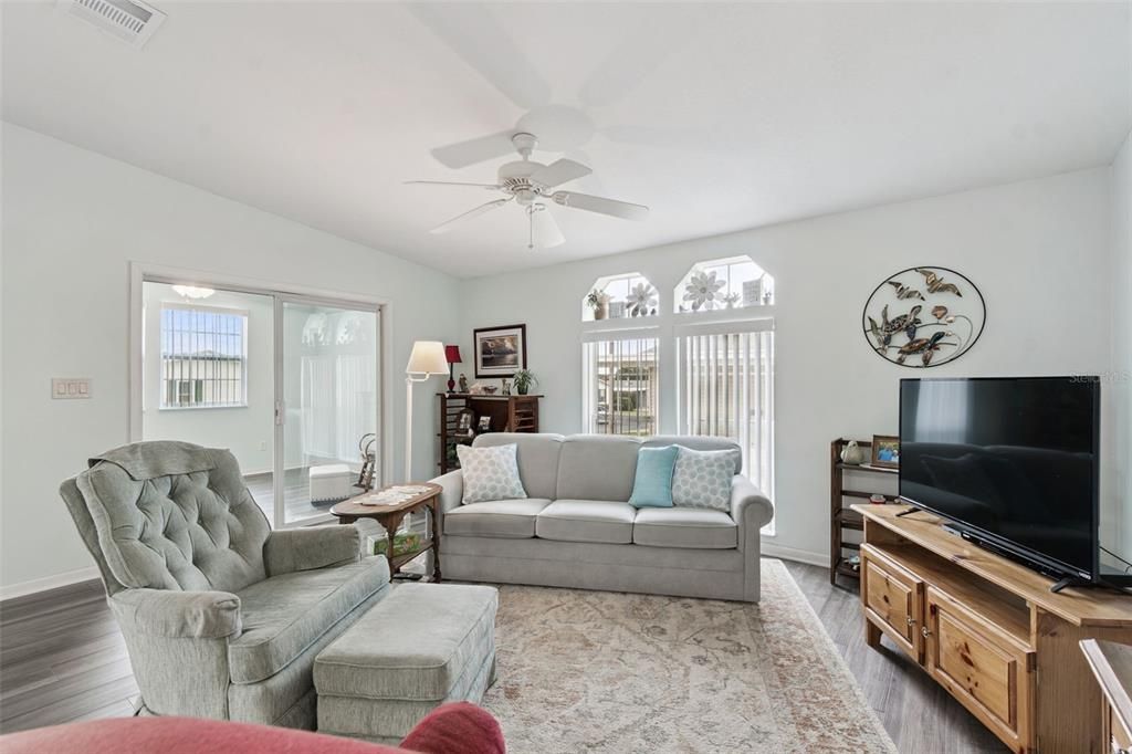 For Sale: $270,000 (2 beds, 2 baths, 1210 Square Feet)