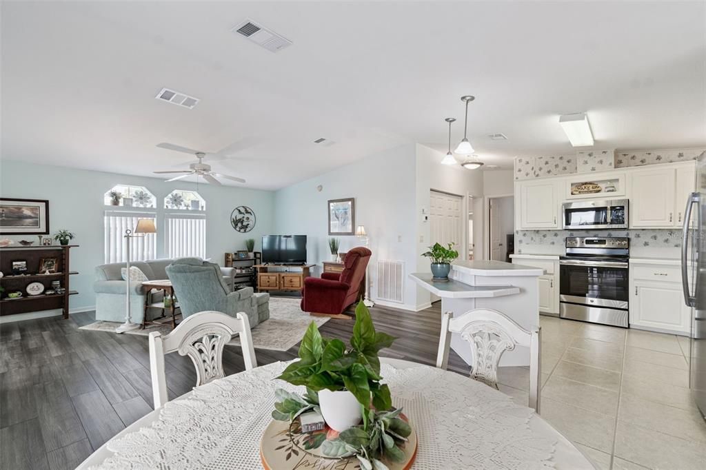 For Sale: $270,000 (2 beds, 2 baths, 1210 Square Feet)