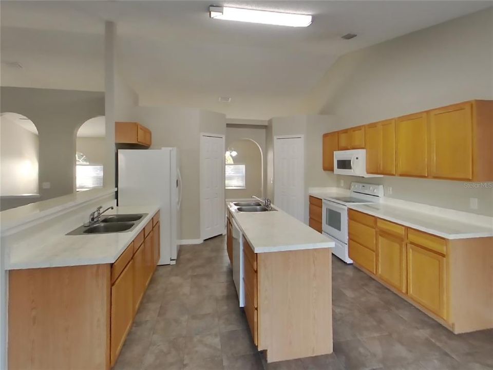 For Rent: $1,669 (3 beds, 2 baths, 2047 Square Feet)