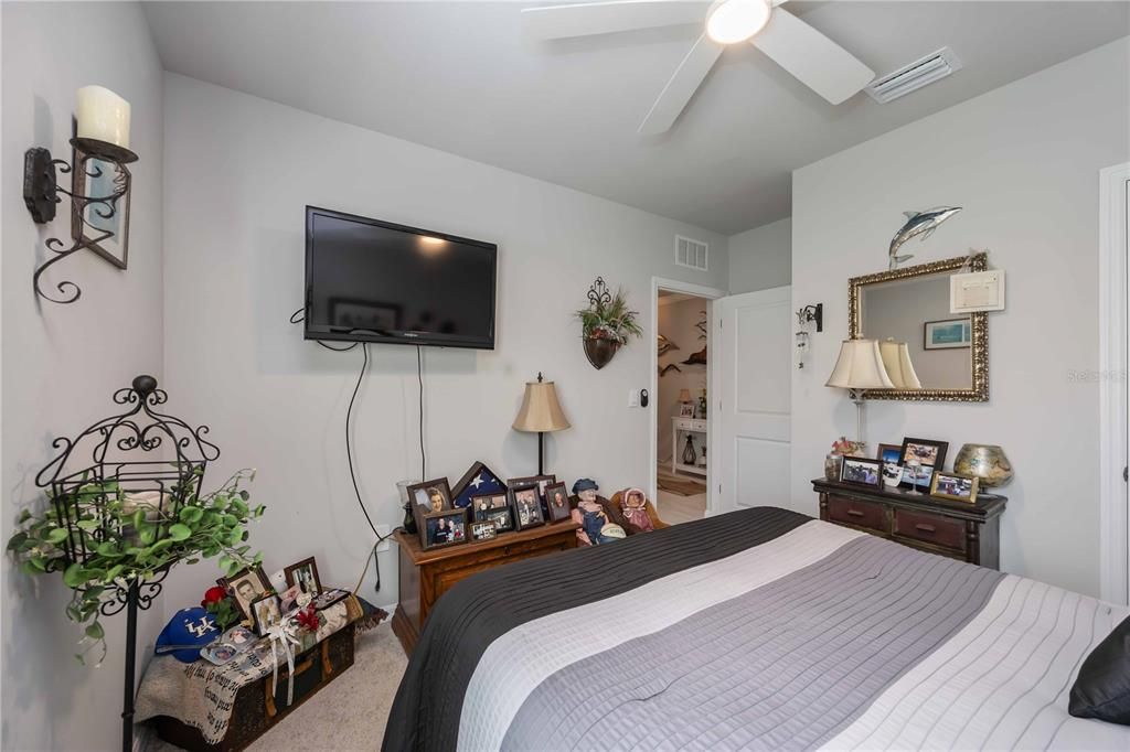 待售: $400,000 (4 贝兹, 2 浴室, 1828 平方英尺)