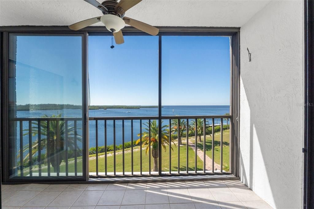 На продажу: $175,000 (2 спален, 2 ванн, 1025 Квадратных фут)