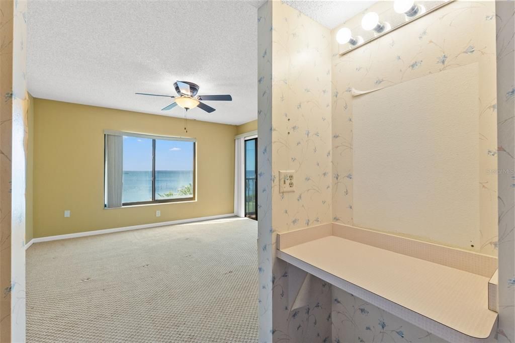 На продажу: $175,000 (2 спален, 2 ванн, 1025 Квадратных фут)