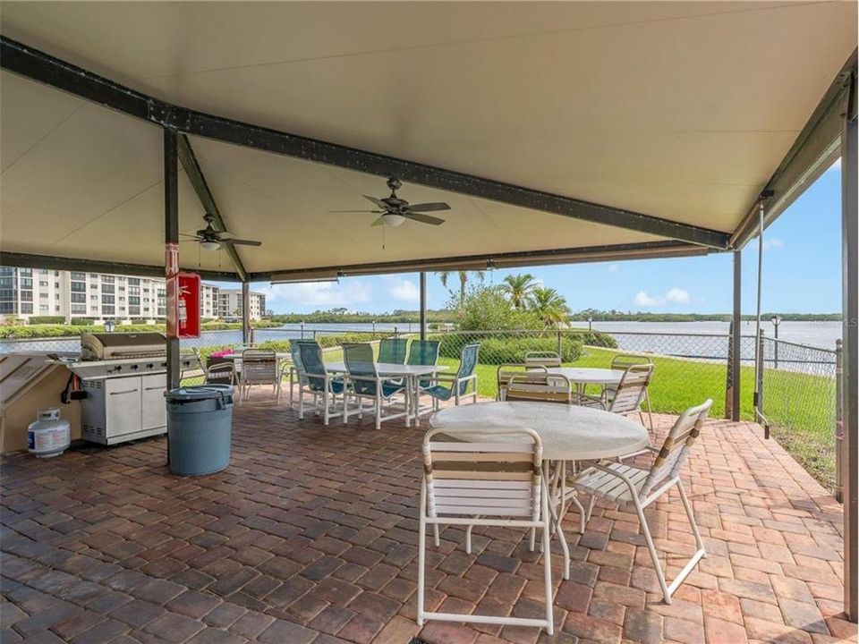 На продажу: $175,000 (2 спален, 2 ванн, 1025 Квадратных фут)