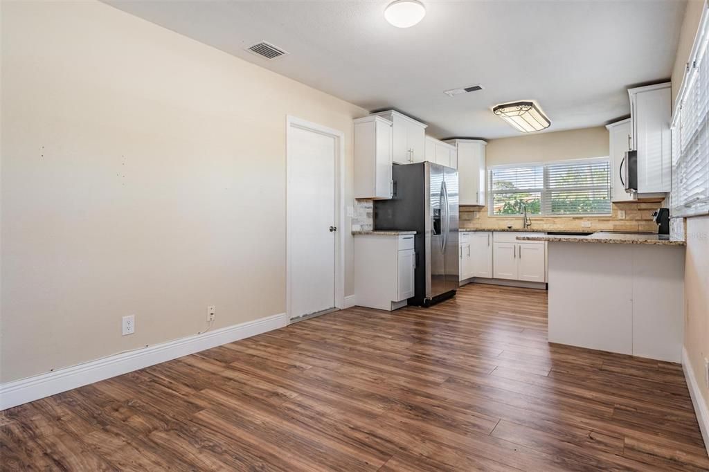 En Venta: $425,000 (4 camas, 2 baños, 1611 Pies cuadrados)