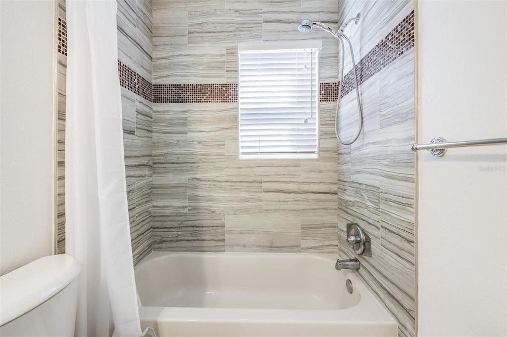 En Venta: $425,000 (4 camas, 2 baños, 1611 Pies cuadrados)