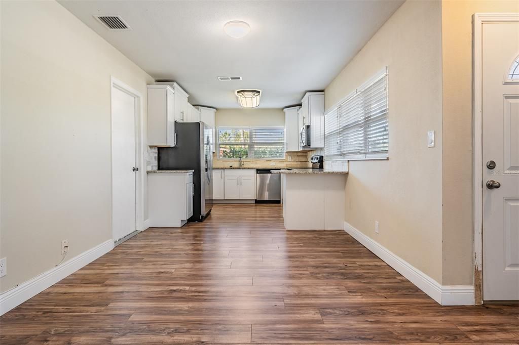 En Venta: $425,000 (4 camas, 2 baños, 1611 Pies cuadrados)