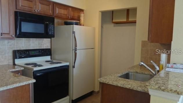 For Sale: $119,495 (1 beds, 1 baths, 627 Square Feet)