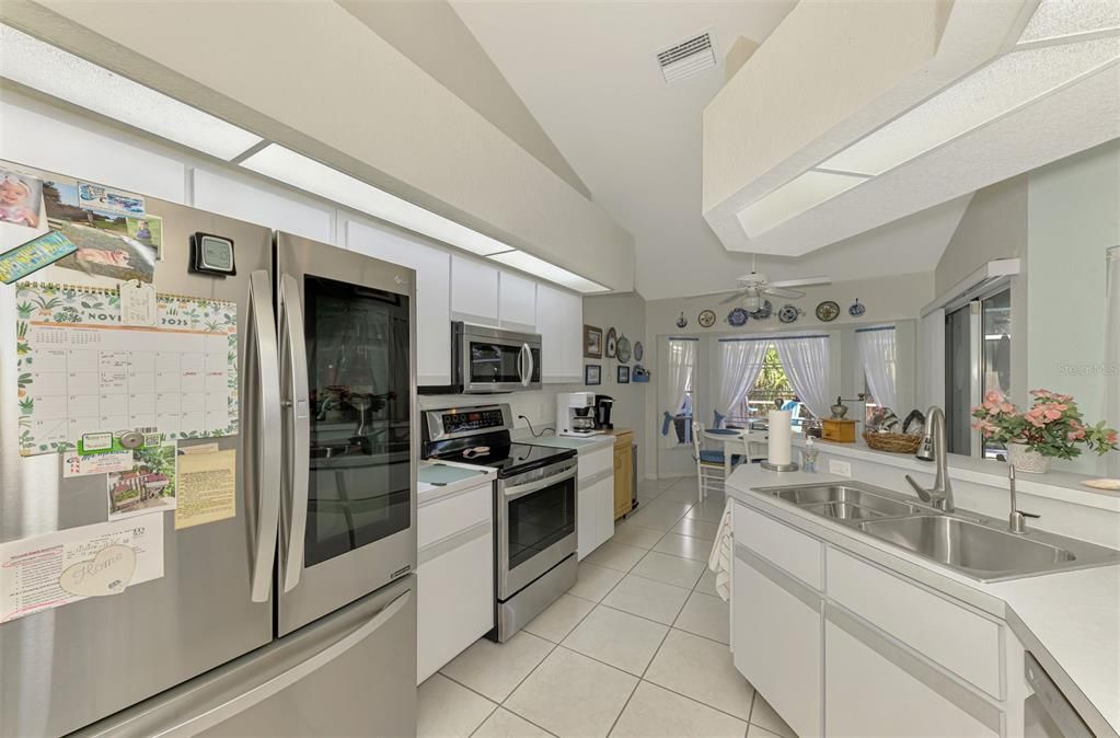 Active With Contract: $399,900 (3 beds, 2 baths, 1910 Square Feet)