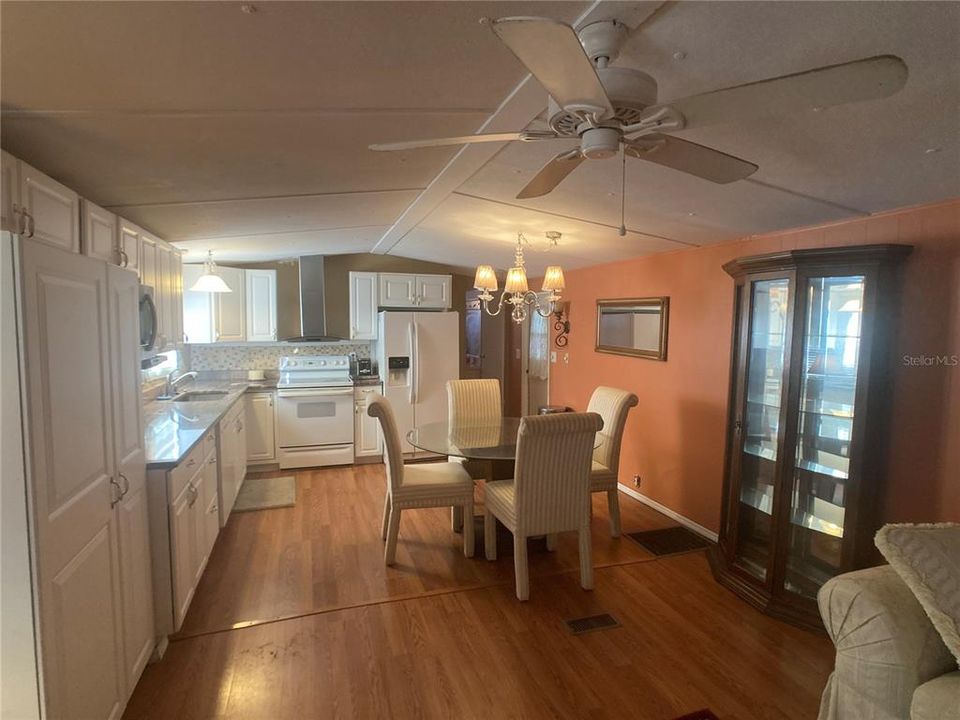 待售: $125,000 (2 贝兹, 2 浴室, 1046 平方英尺)